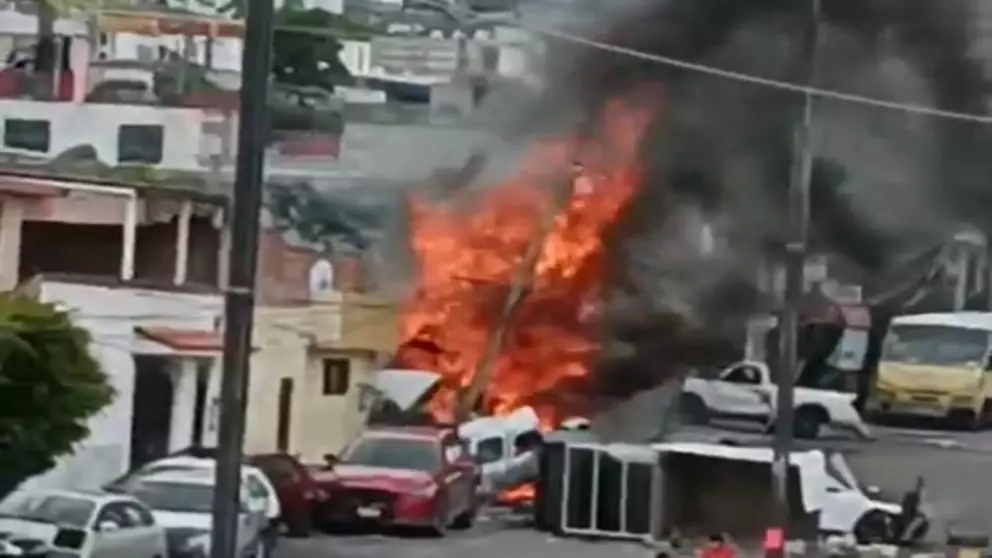 Tráiler sin frenos provoca accidente e incendio en San Juan del Río